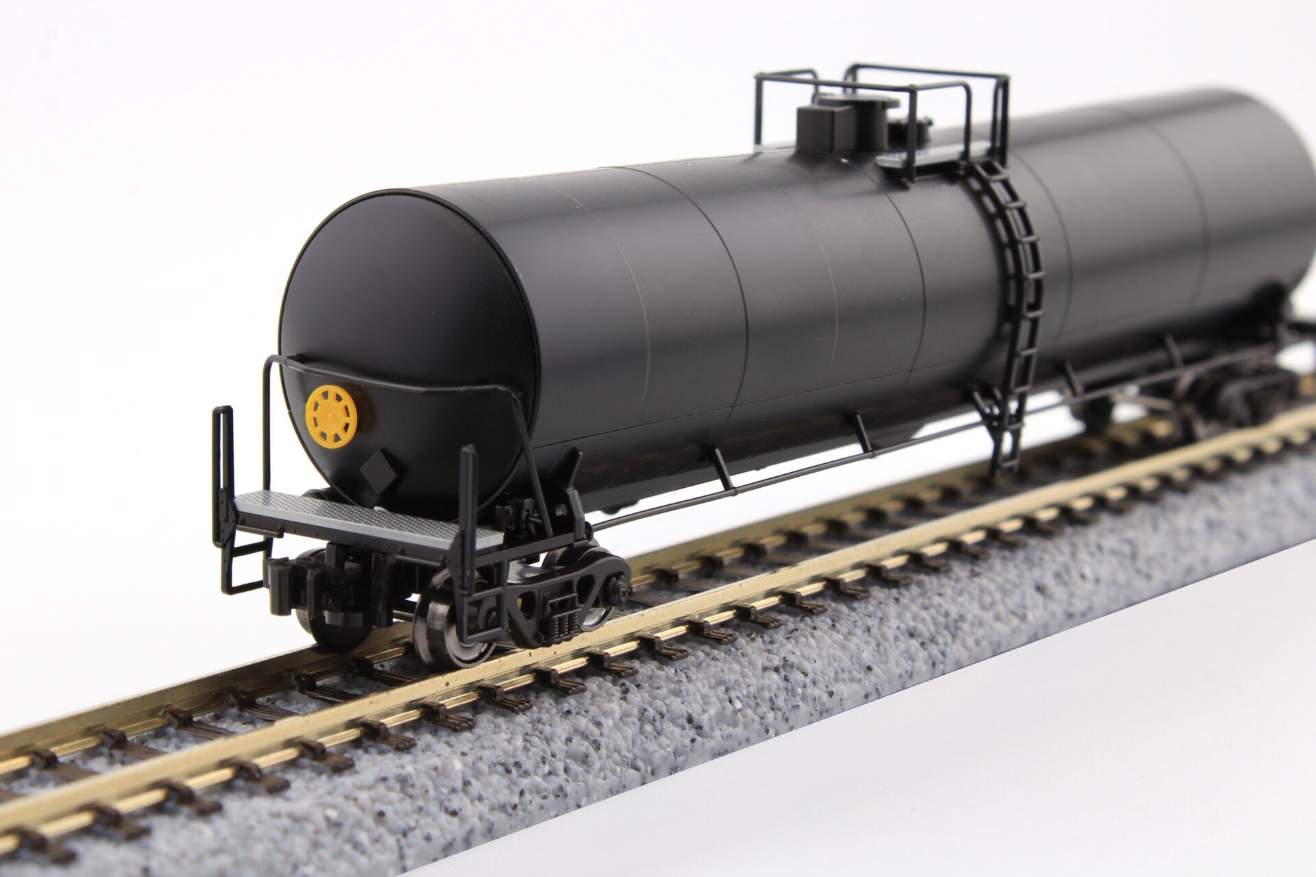 Kato N Scale Greenbrier 30,500 Gallon DOT-117 Tank Car 8-Car Set B GBRX - KAT1064802 | Fusion Scale Hobbies